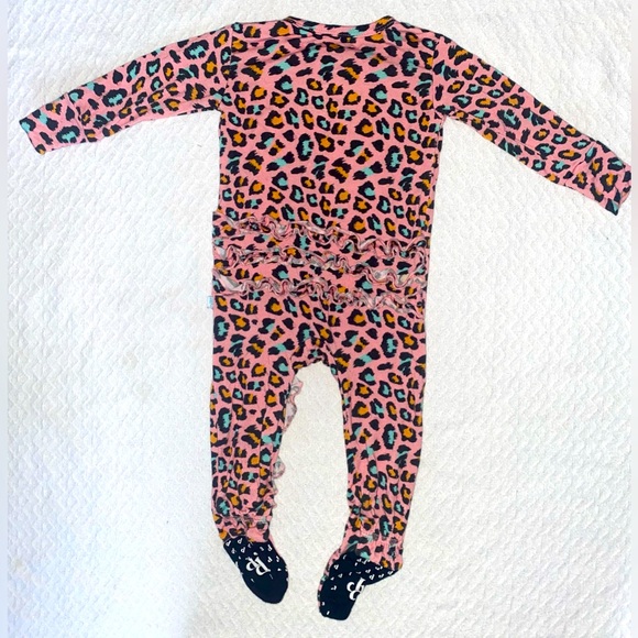 ✨ POSH PEANUT ✨ Footie Ruffled Zippie Sz 3-6Months - Picture 6 of 6